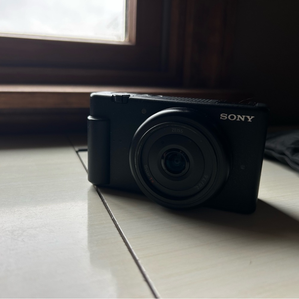 Sony ZV-1F w/ light attachment